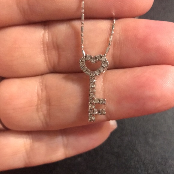 14k white gold 1/3k Diamond Key necklace Aurafin signed - Picture 7 of 10